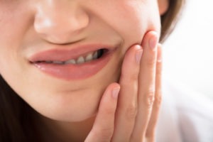 Citlivé zuby môžu vyvolať intenzívnu bolesť po kontakte so studeným alebo teplým jedlom